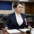 胸に大きな希望を秘めた女性大臣 2枚目