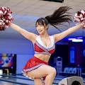 チアで集客するボウリング場 2枚目