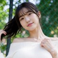 オフショル白ニットとポニーテール 3枚目