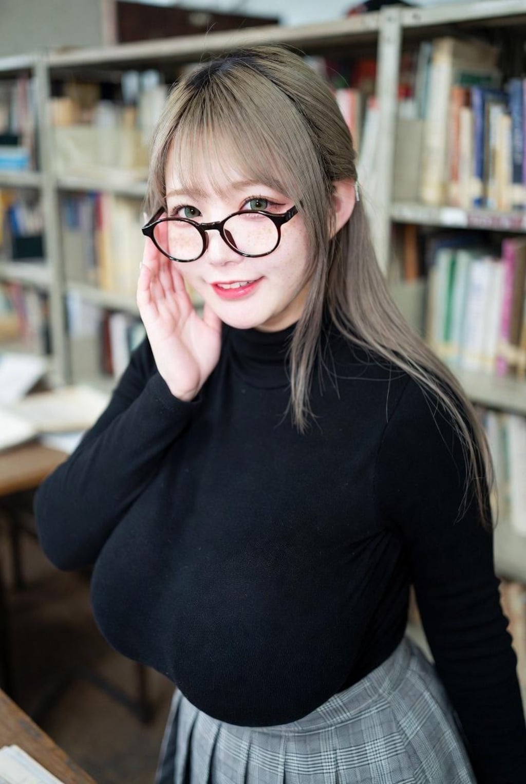 黒ニットで乳袋