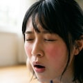 青いラインで縁取られた白いビキニ 11枚目