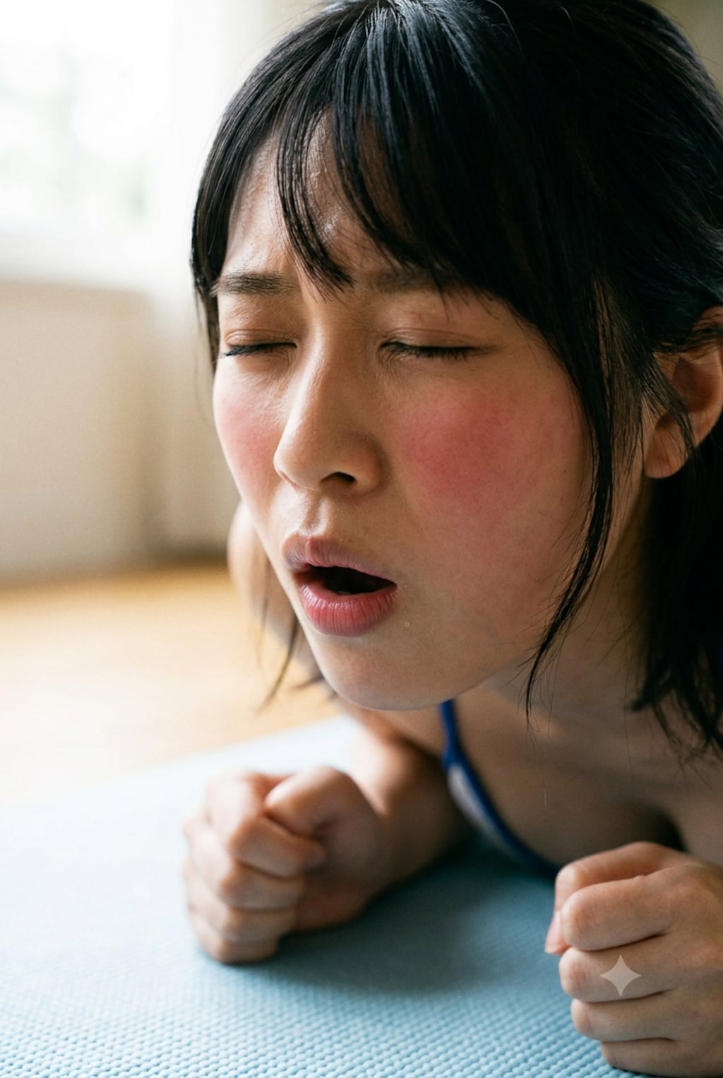 青いラインで縁取られた白いビキニ