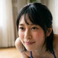 青いラインで縁取られた白いビキニ 12枚目