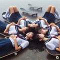 ◯◯人の美人の小中学生女子◯人がスケボーで仰向け寝そべり族（台風の中）（瞑想中のキス顔 4枚目