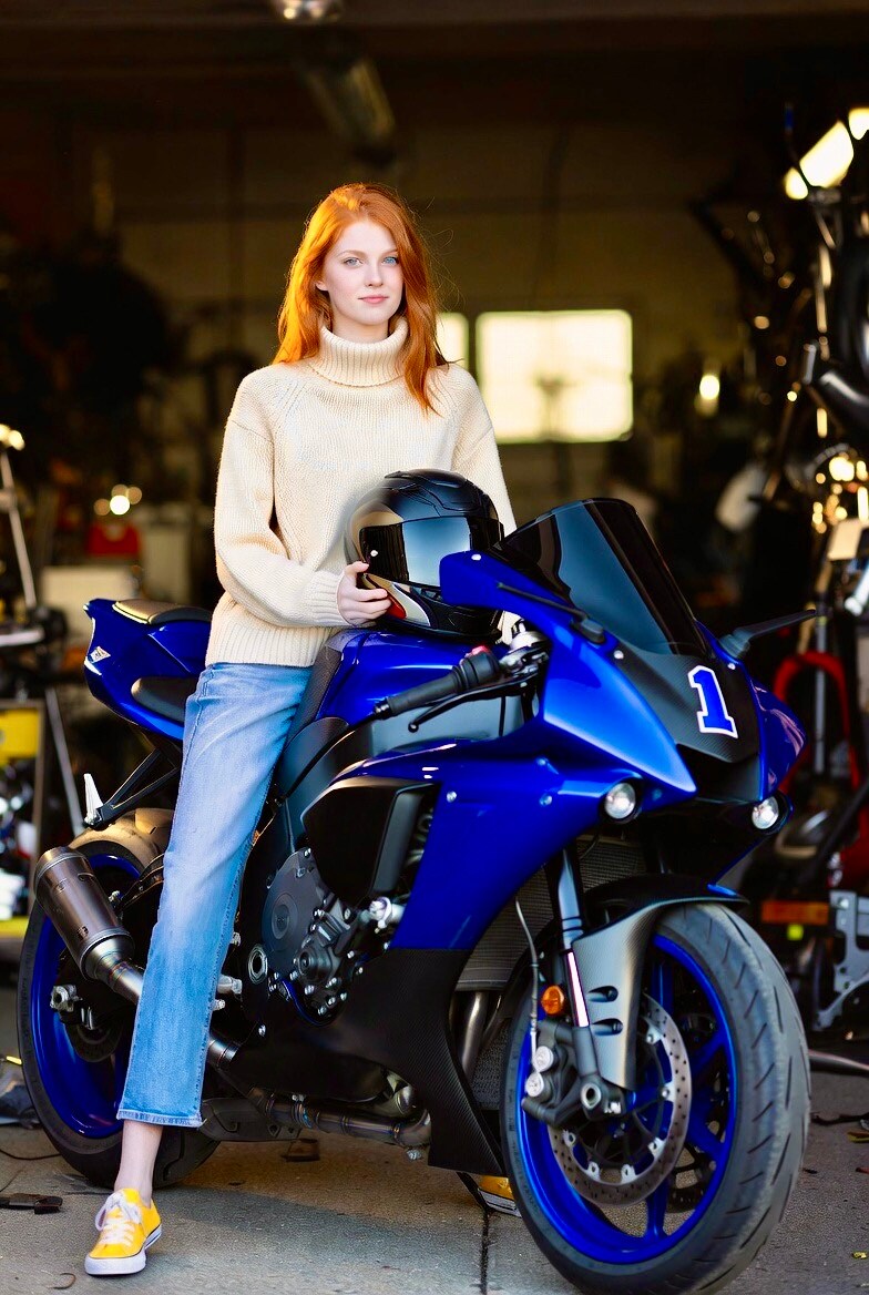 Perfect weather, a ride with my American girlfriend, and the wind in our faces. This might be the ul | の人気AIイラスト・グラビア