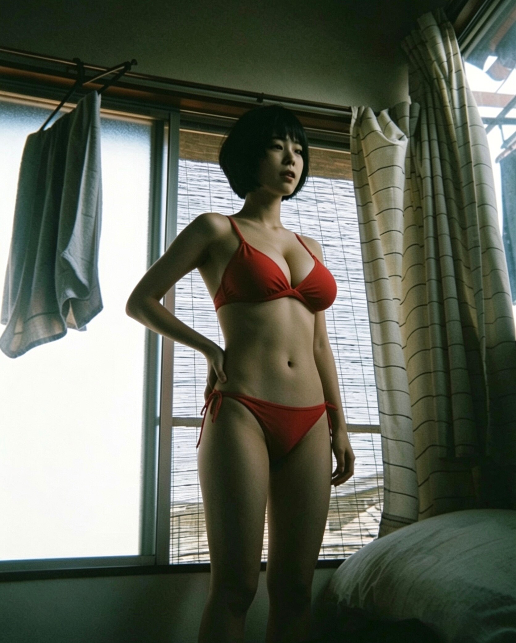 夏のアパートでビキニお姉さん