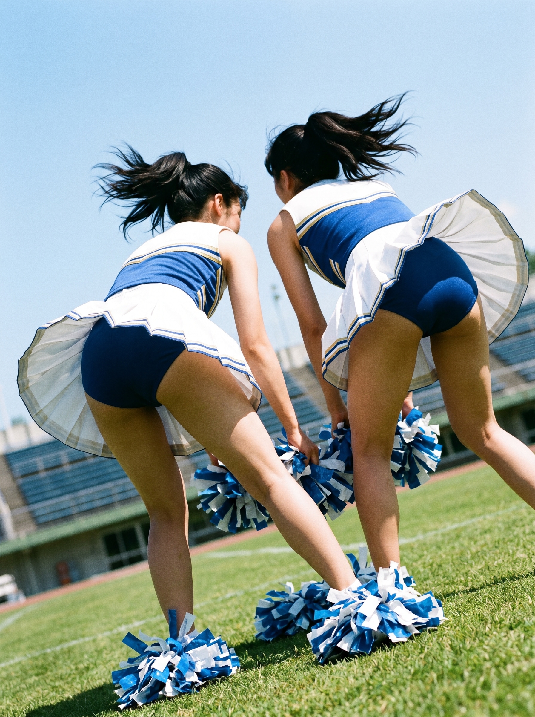風が強いけどアンスコだから恥ずかしくない（熟女さんが頑張る）