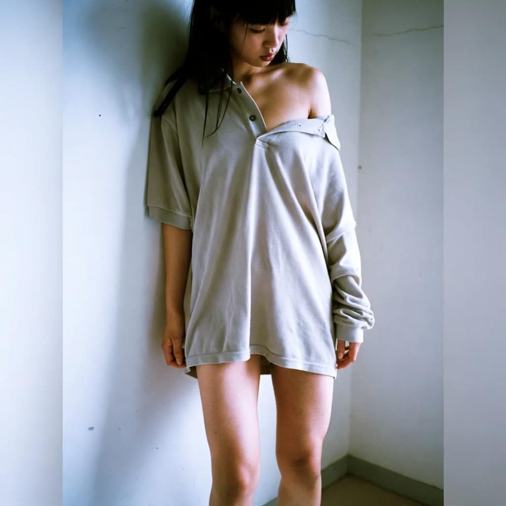 部屋で彼のシャツを着て、こんな感じ