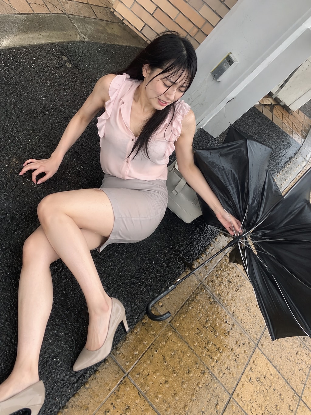 台風で横転する美人OL