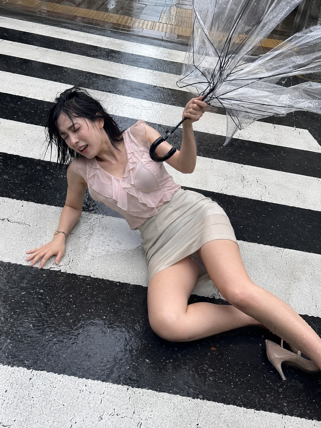 台風で横転する美人OL