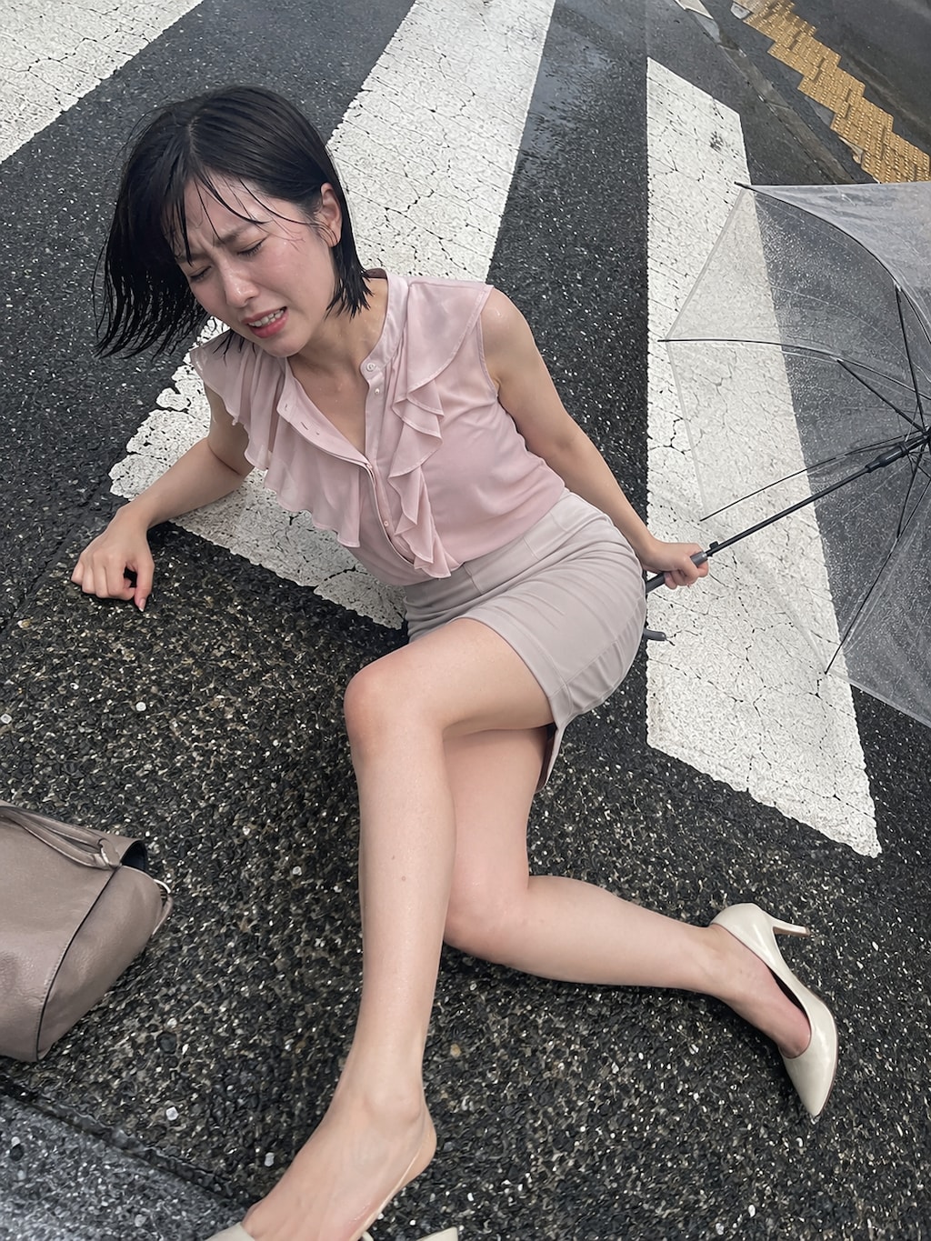 台風で横転する美人OL