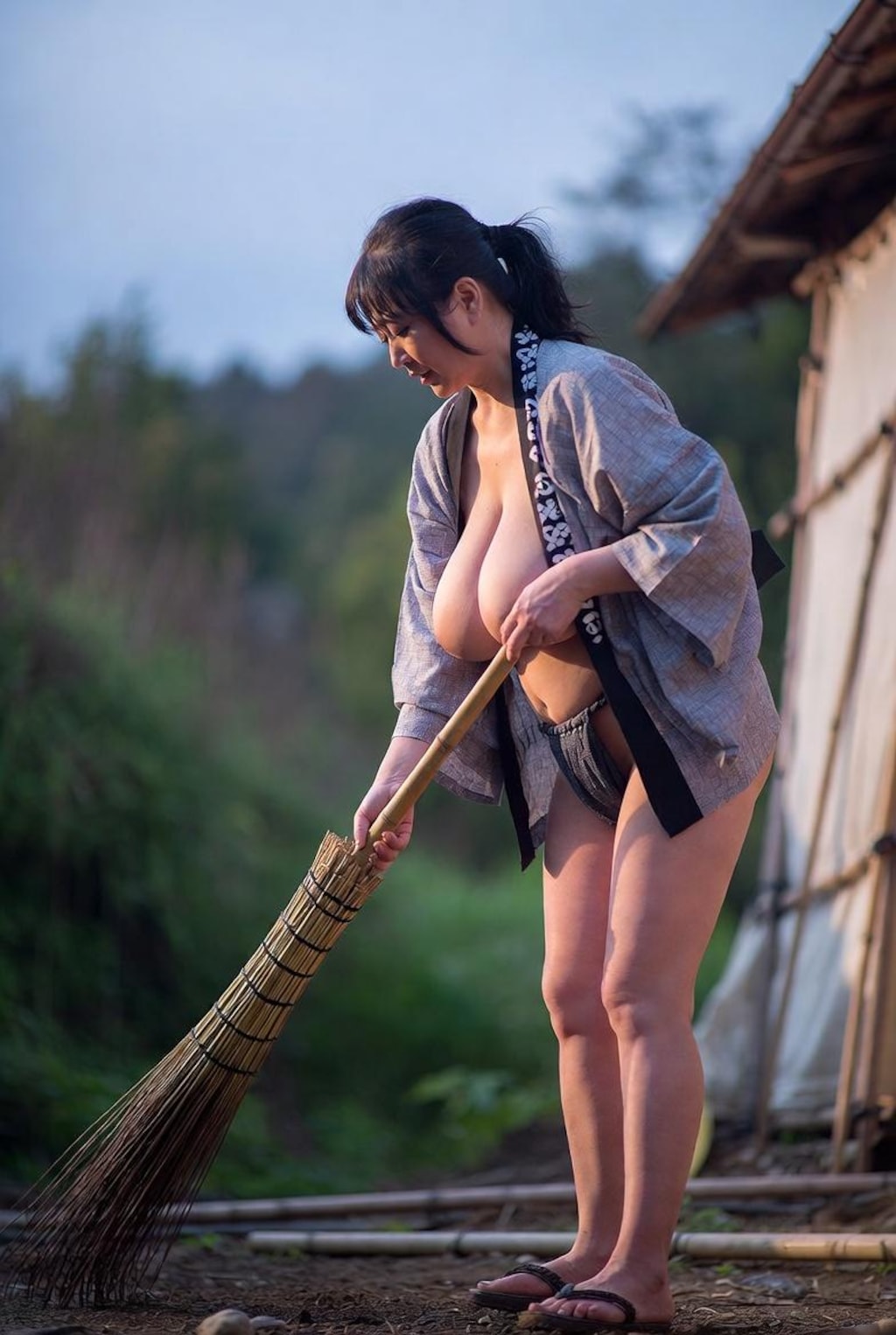 裸族で祭りの準備するおばさん