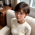 リビングでくつろぐ丸メガネ少女 5枚目