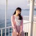 海風に少し髪を乱されながら、船上で優しい微笑み 2枚目