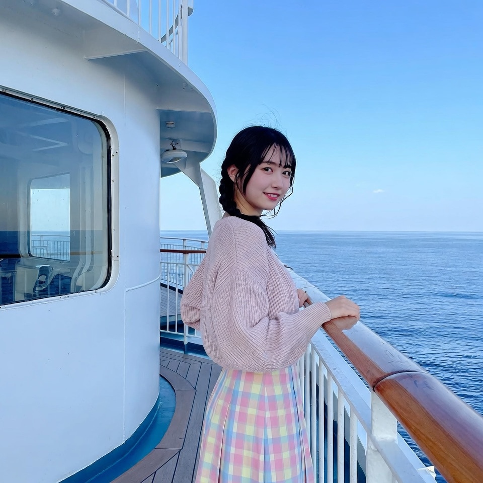 海風に少し髪を乱されながら、船上で優しい微笑み