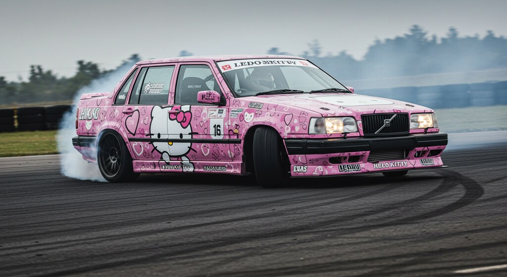 ハローキティボルボセダンのドリ車