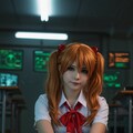 エヴァコスプレ：赤い髪と制服のコントラスト！｜エヴァコスプレ：無機質な空間に佇むレイ 3枚目