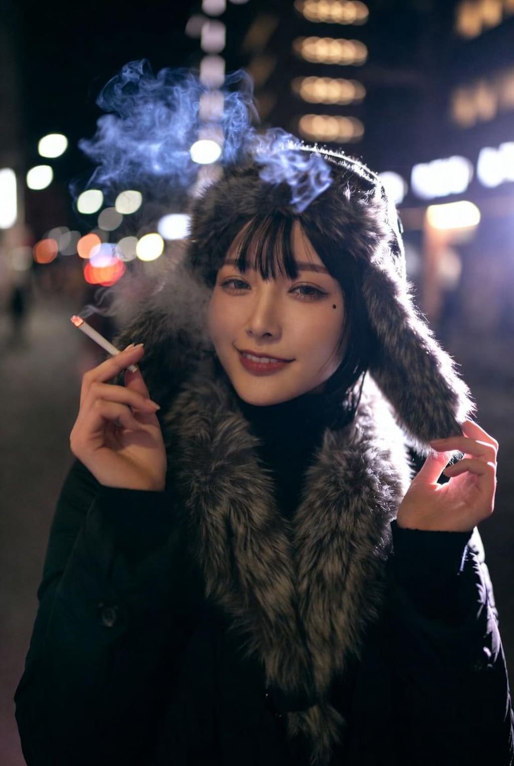 タバコを吸う古着好きの女性