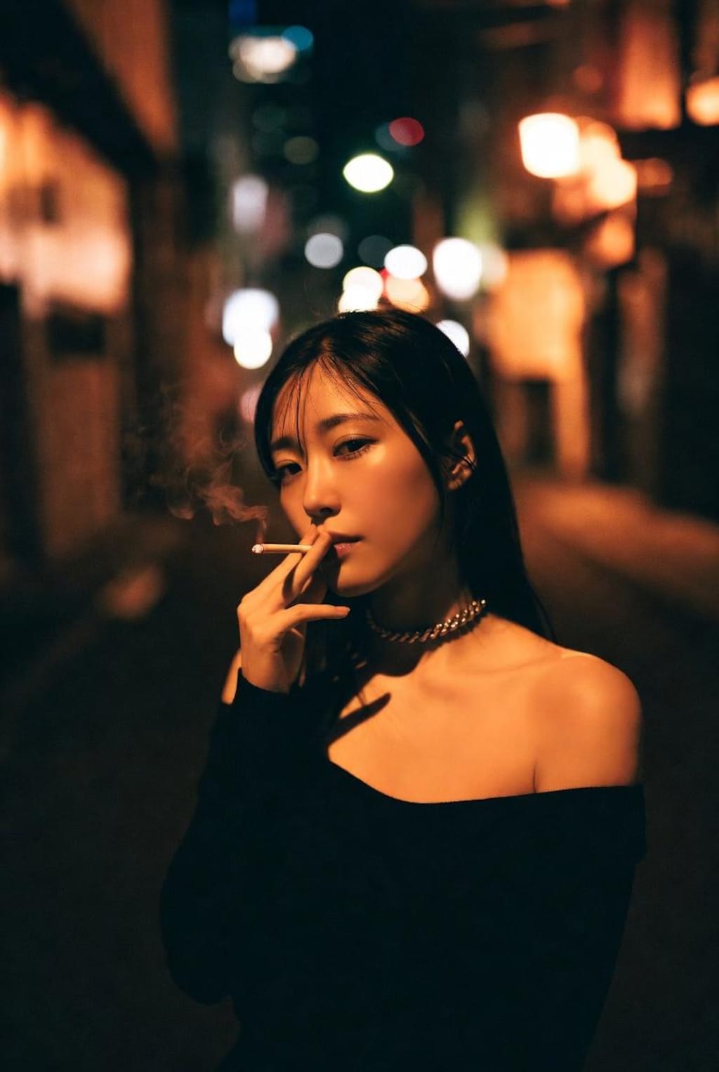 タバコを吸う古着好きの女性