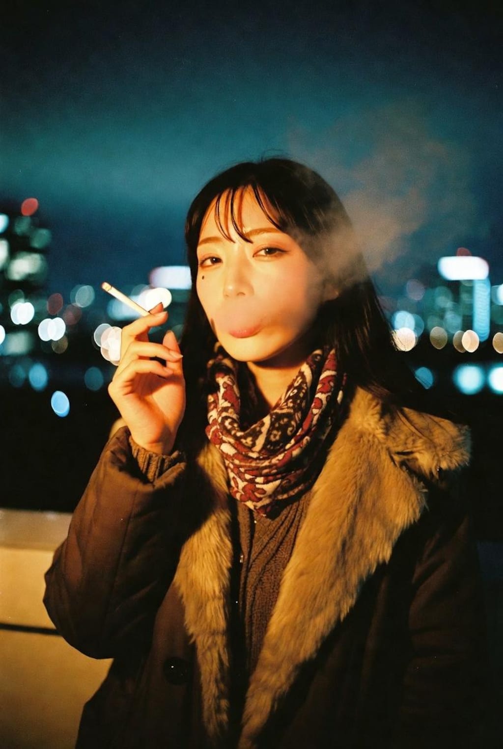 タバコを吸う古着好きの女性