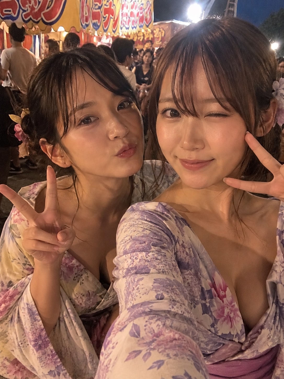 夏祭りのお姉さん2人