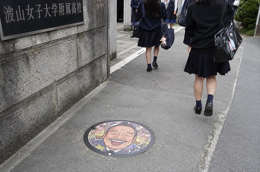 学校前のマンホール
