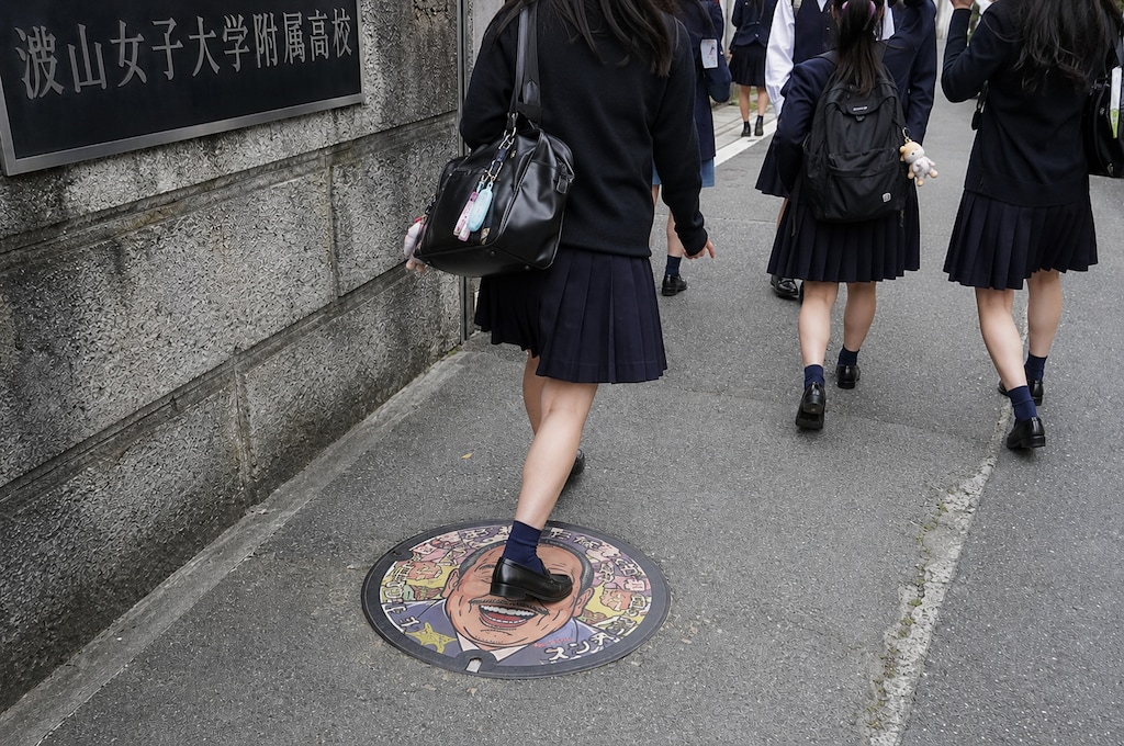 学校前のマンホール