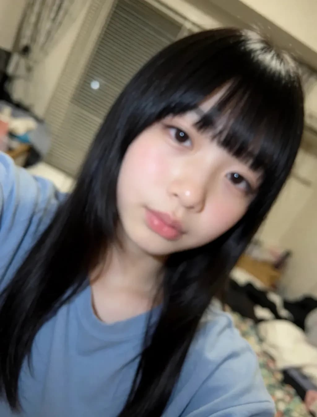 散らかった部屋のスッピンっ娘