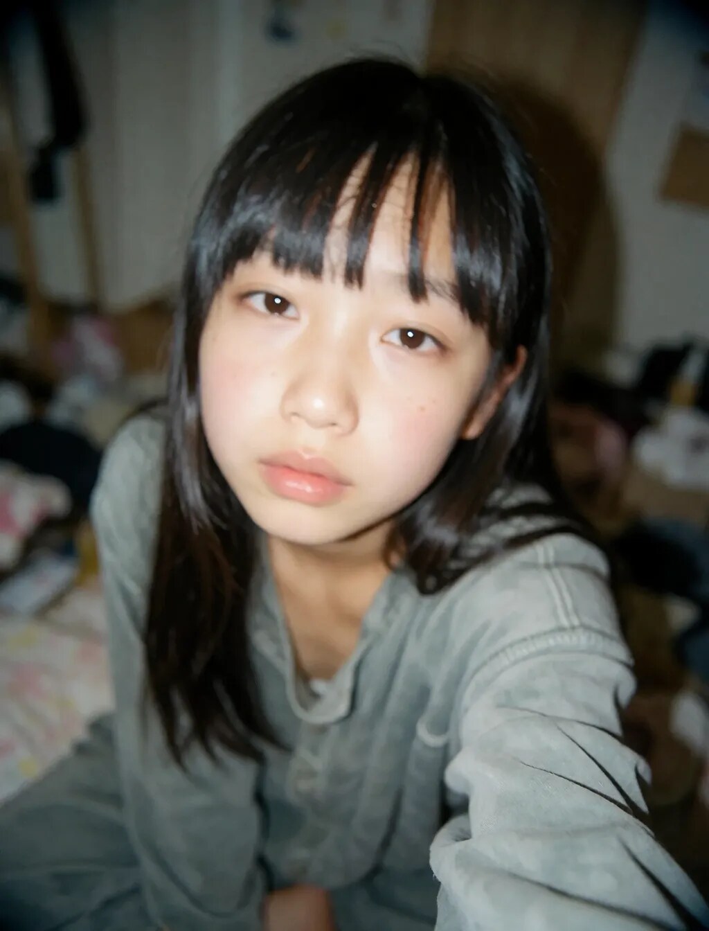 散らかった部屋のスッピンっ娘