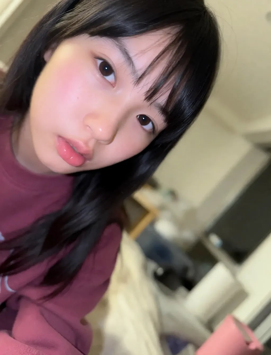 散らかった部屋のスッピンっ娘