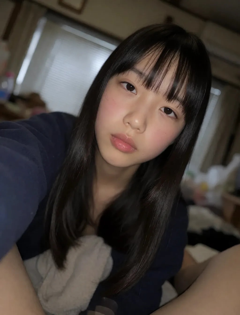 散らかった部屋のスッピンっ娘