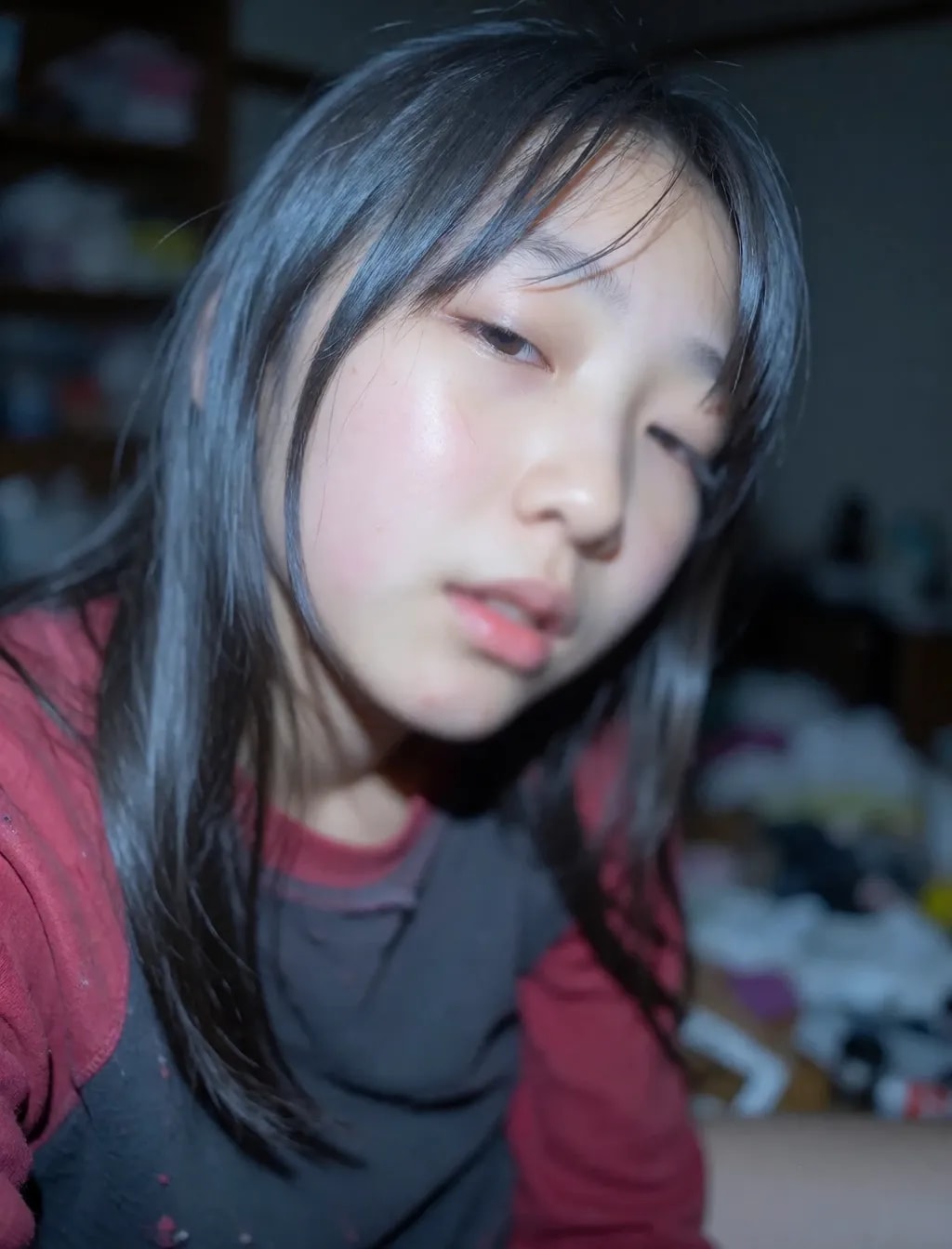散らかった部屋のスッピンっ娘