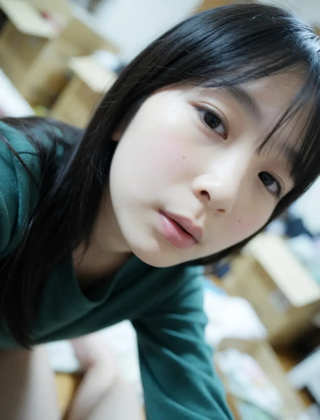 散らかった部屋のスッピンっ娘