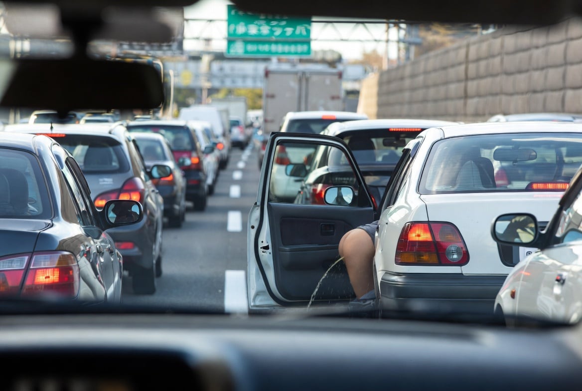 渋滞中に我慢できなくなった女性