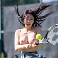 上裸でテニス 8枚目