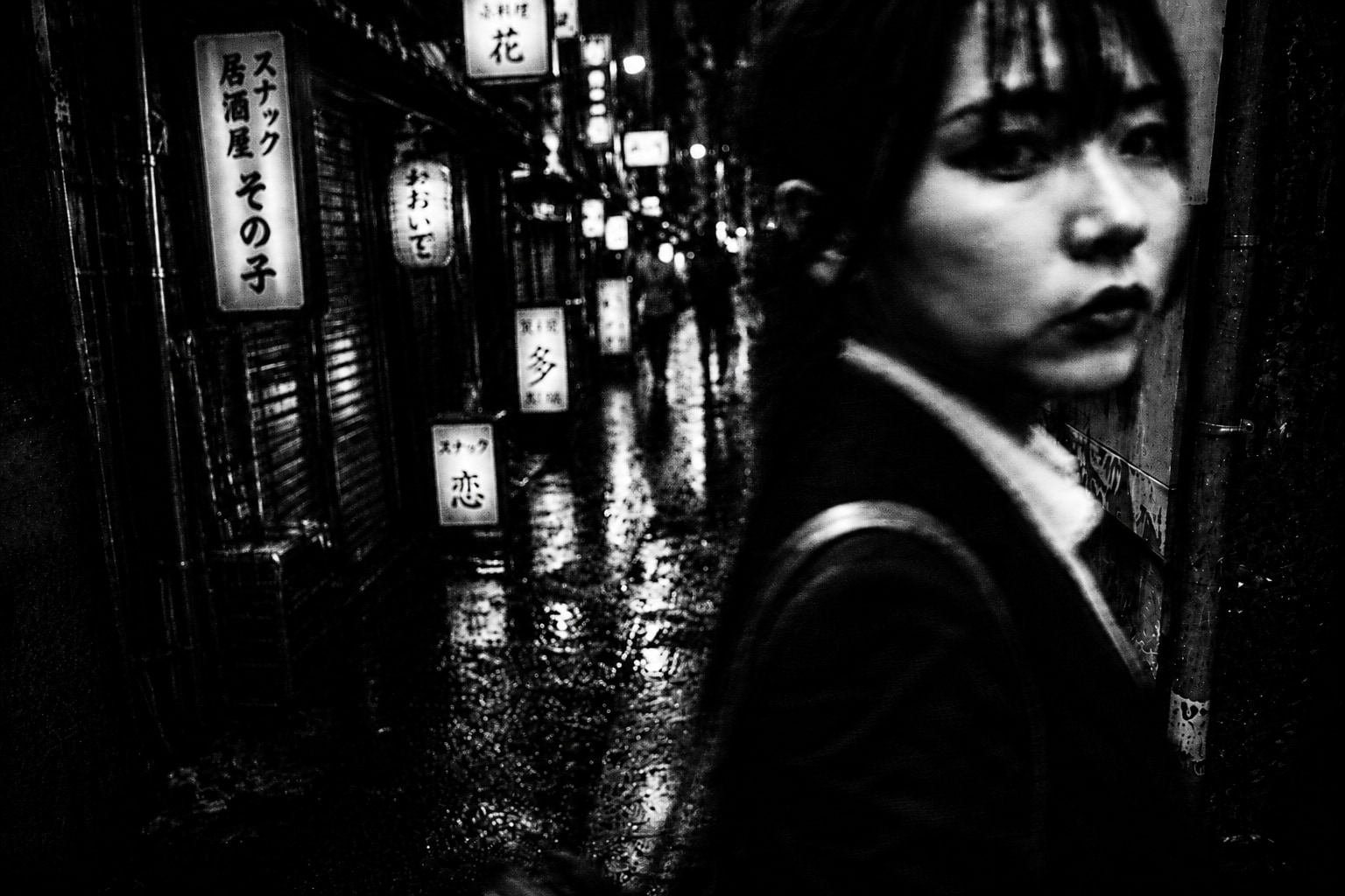 夜歩く女