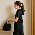 パーカーワンピースがよく似合う女性 2枚目