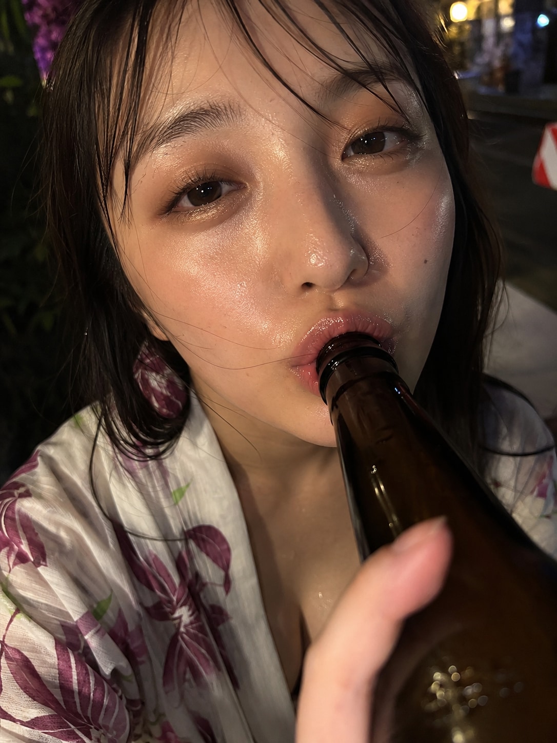 浴衣でほろ酔いビール瓶