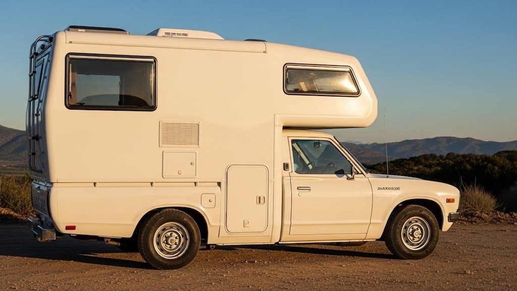 ダットサントラックキャンピングカー