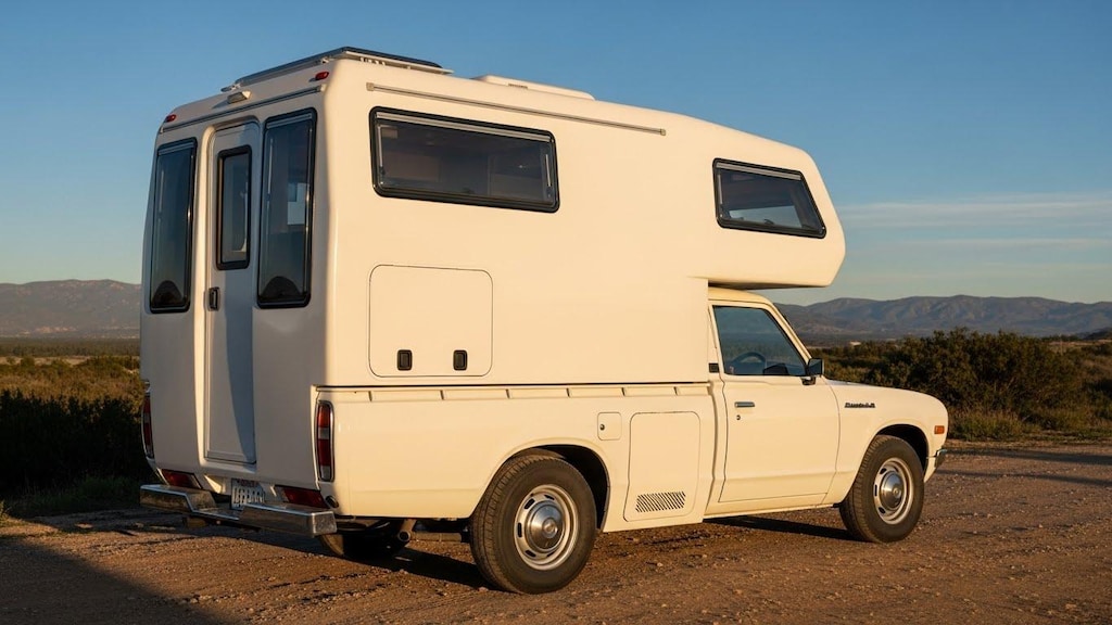 ダットサントラックキャンピングカー