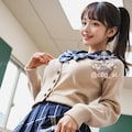 ミニスカセーラー服にカーディガンを着ている理沙 4枚目