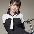 自転車のサドルに跨る女性 vol.11 セーラー服 / ツインテール 7枚目