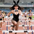 ハードル走に出場するバニーガール 2枚目