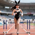 ハードル走に出場するバニーガール 7枚目