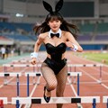ハードル走に出場するバニーガール 5枚目