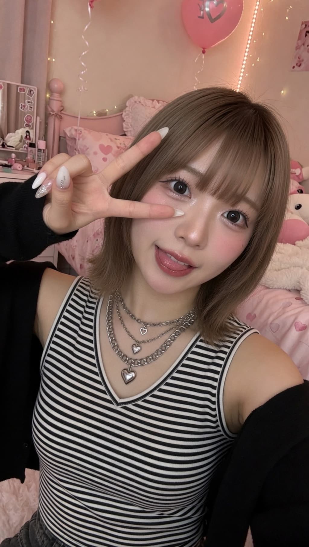 目元ピースでかわいく📸