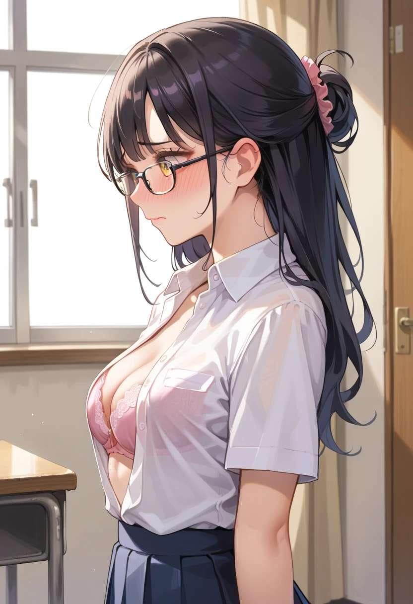 制服からチラリ