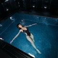 宇宙船内のプールで泳ぐ美女 4枚目