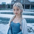 エルサが美しいドレスと魔法のケープで雪と氷の城を舞台に繰り広げる魔法のコスプレイヤー 5枚目