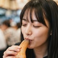 ミル貝を味わう美女3 2枚目